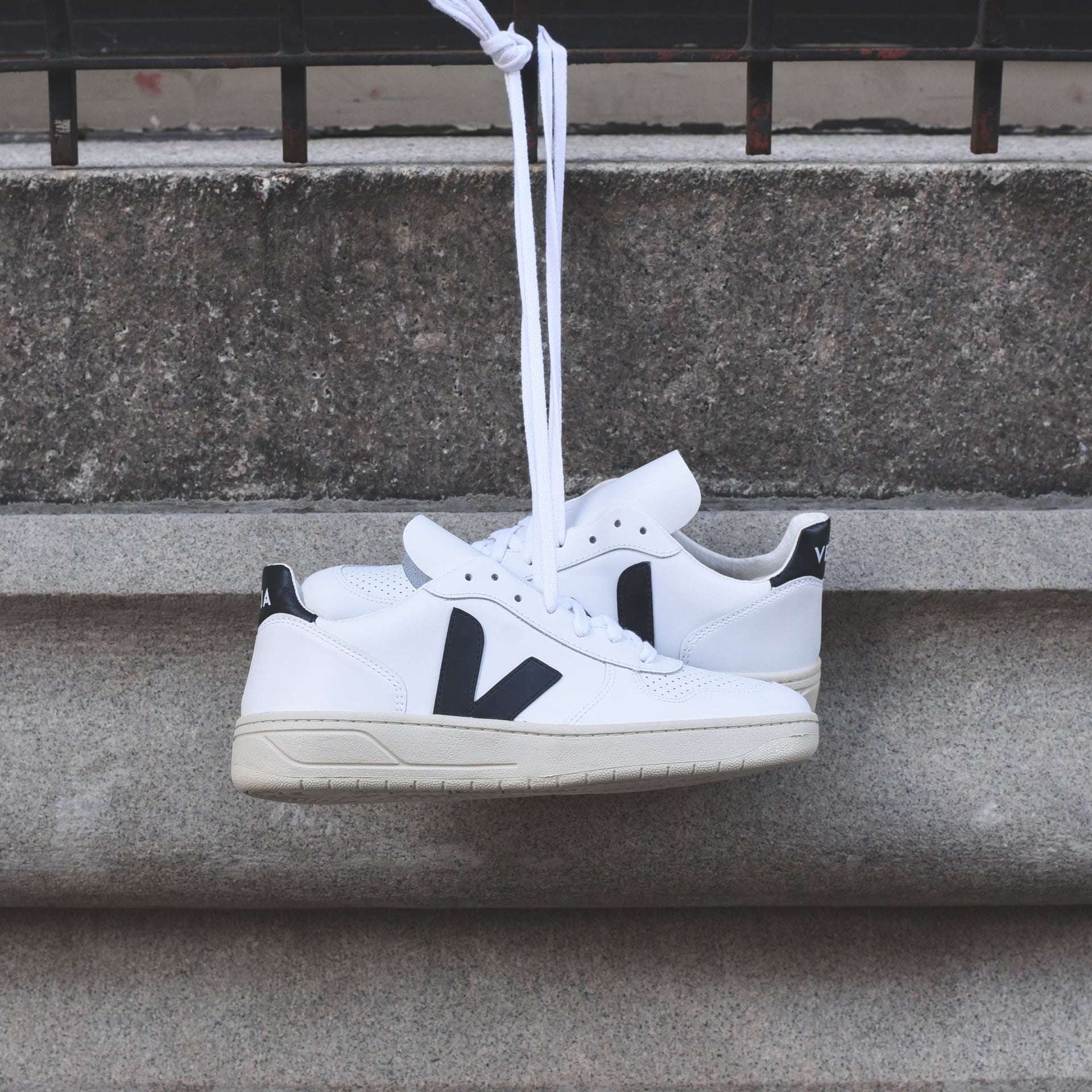 Veja V-10 - Extra White / Black
