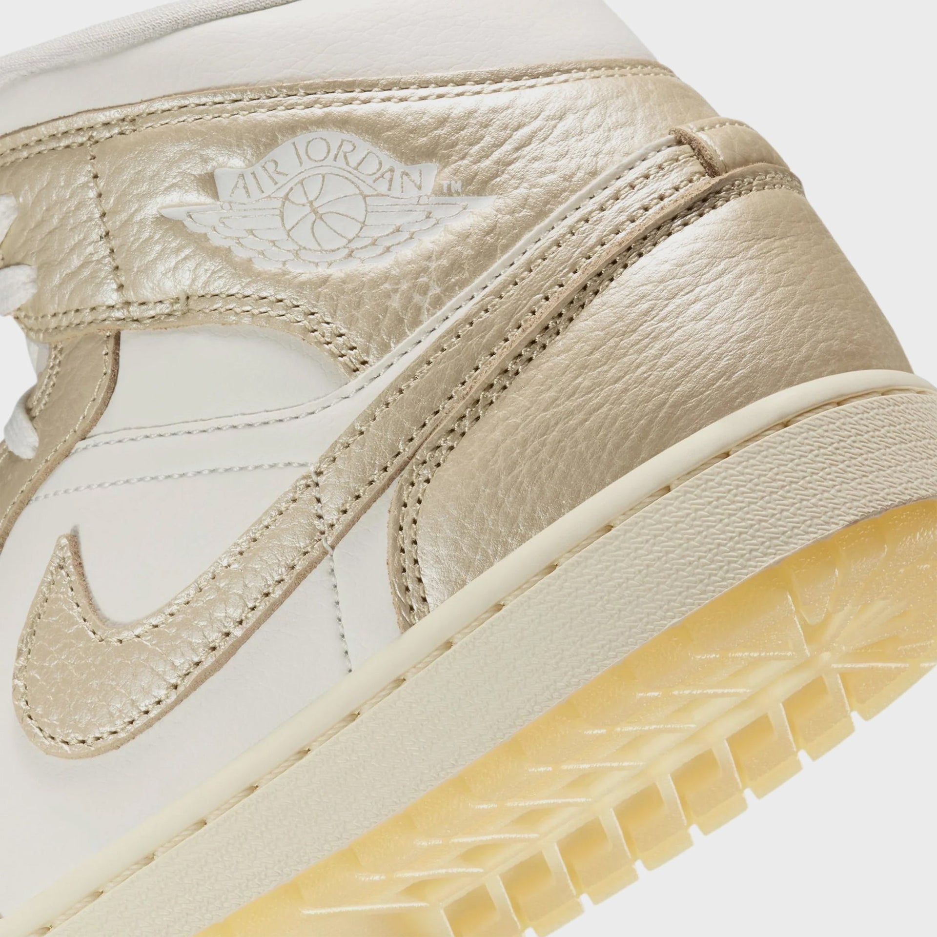 Nike WMNS Air Jordan 1 Mid SE - Sail / Team Gold / Pale Ivory