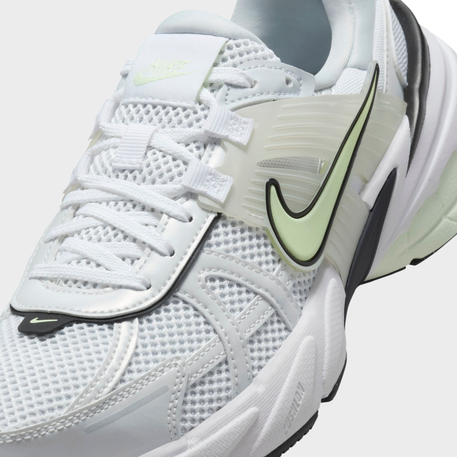 Nike WMNS V2K Run - White / Pure Platinum / Summit White / Volt Tint