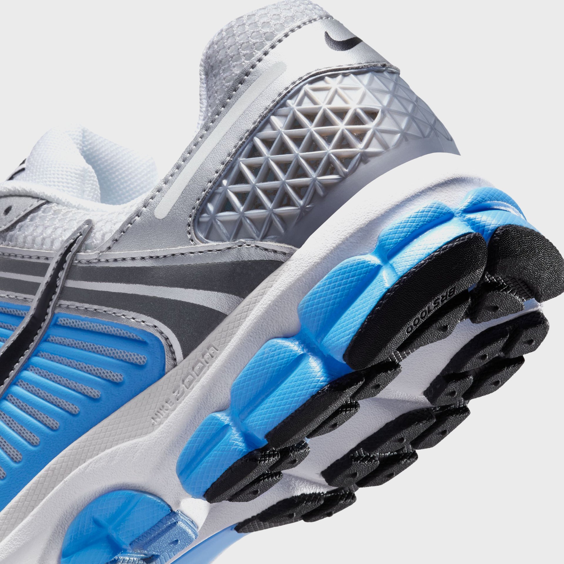 Nike Zoom Vomero 5 - White / Pure Platinum / University Blue / Black