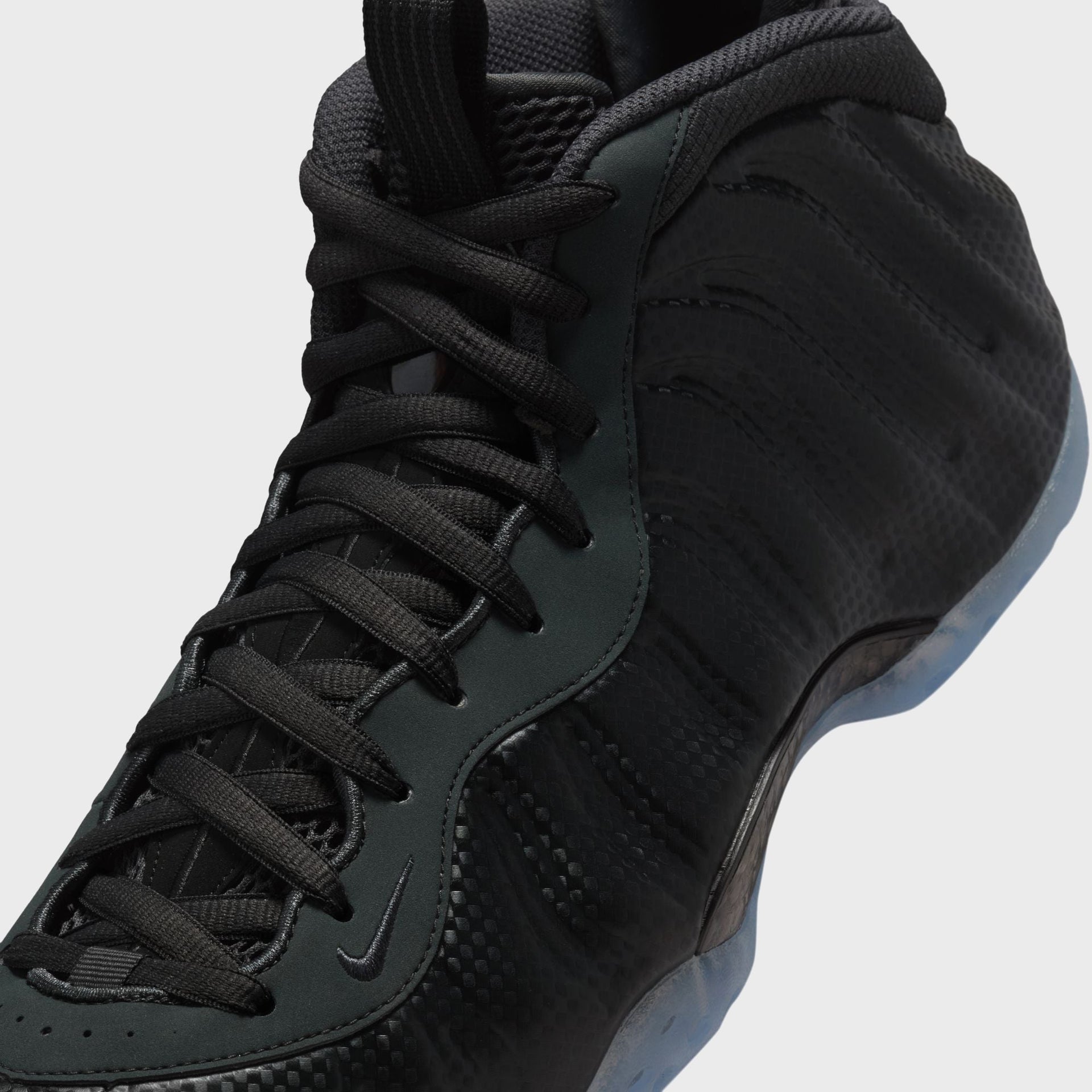 Nike Air Foamposite One - Black / Dark Smoke Grey