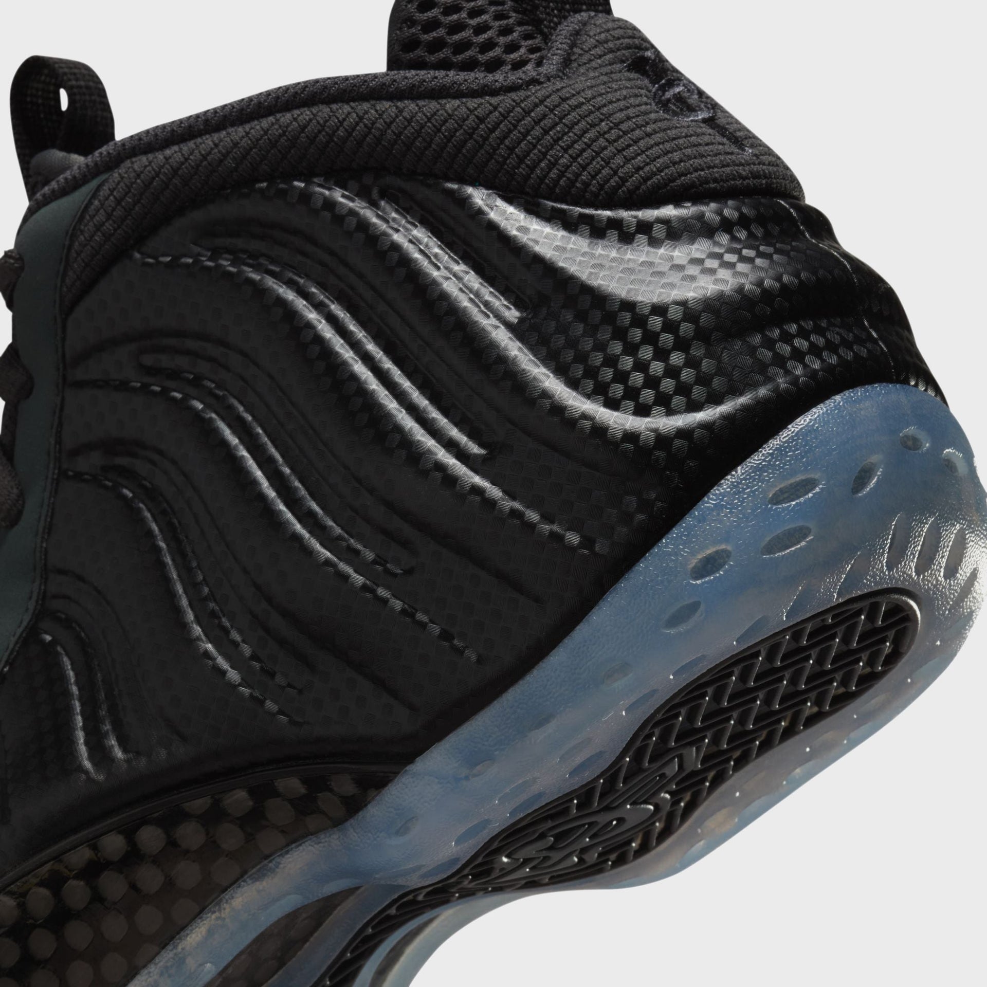 Nike Air Foamposite One - Black / Dark Smoke Grey