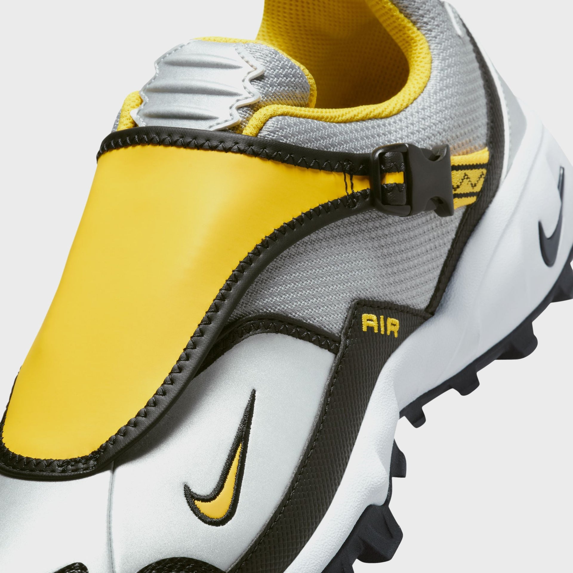 Nike ACG Phassad - Black / Yellow Zest / Metallic Silver