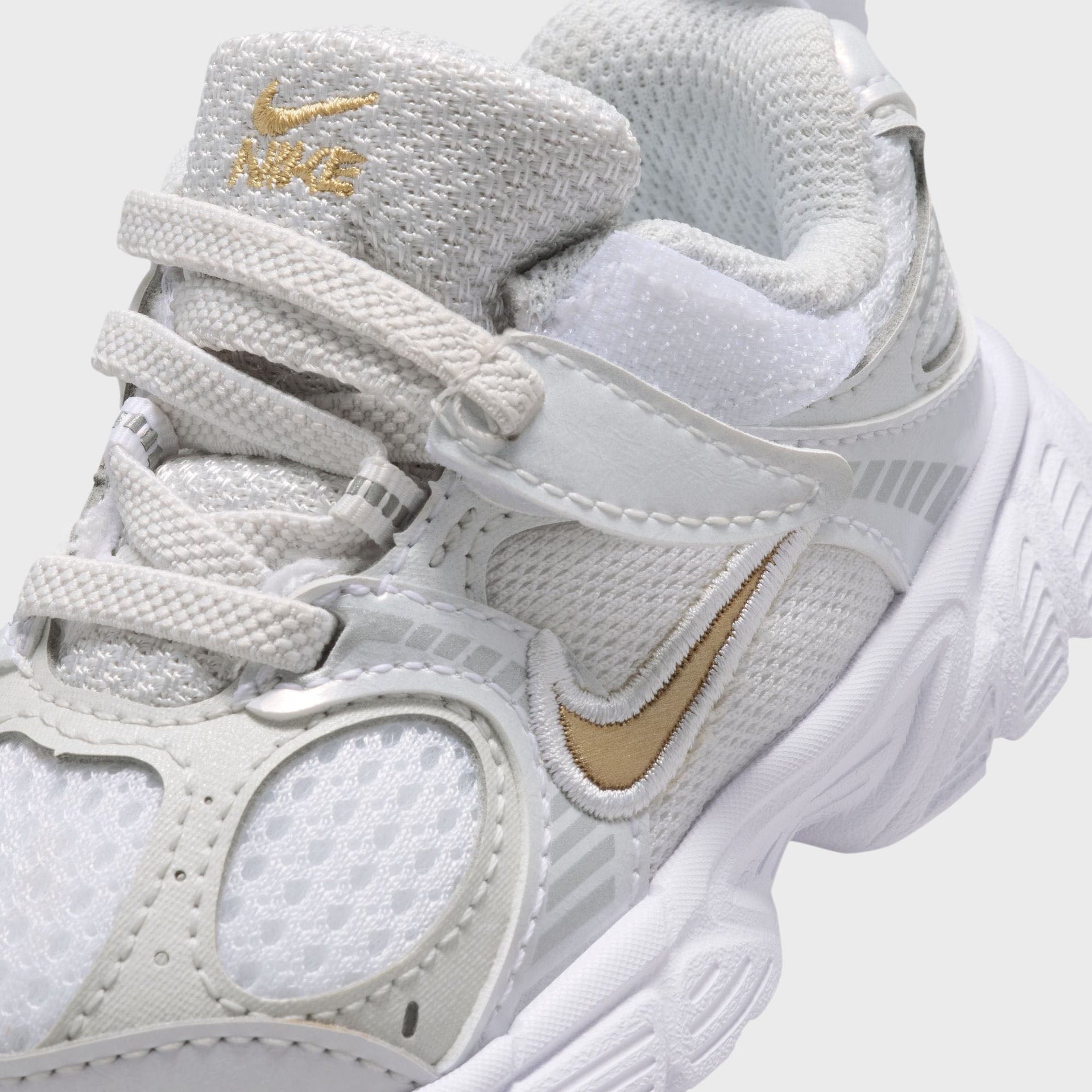 Nike V5 Rnr - White / Metallic Gold / Metallic Silver