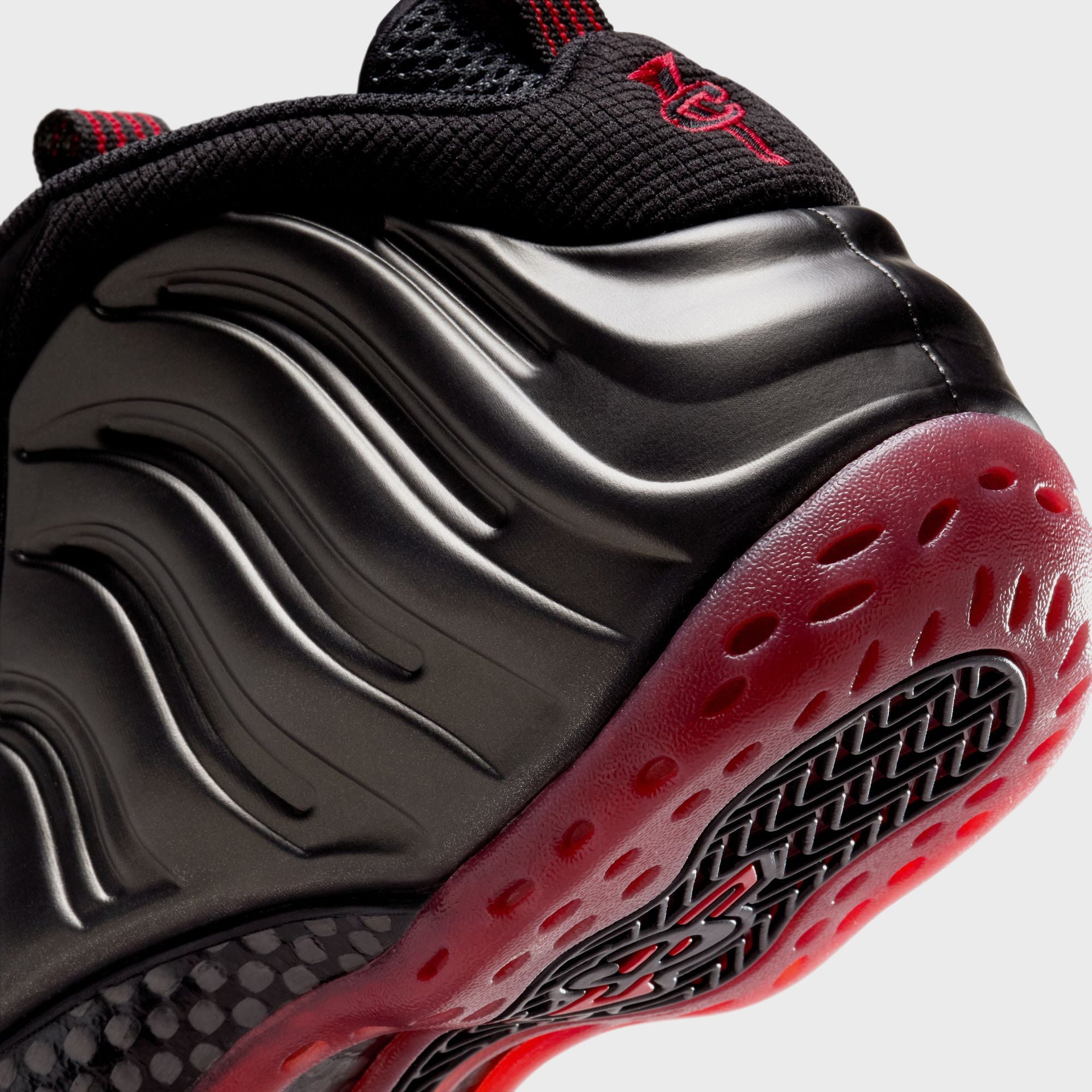 Nike Air Foamposite One - Black / Varsity Red
