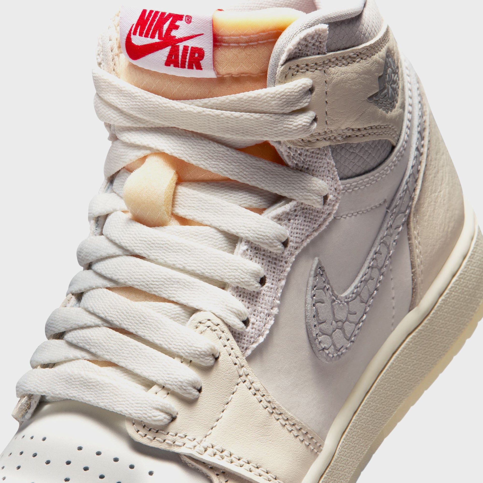 Jordan GS Air Jordan 1 Retro High OG - Sail / University Red / Pale Ivory / Coconut Milk / Phantom