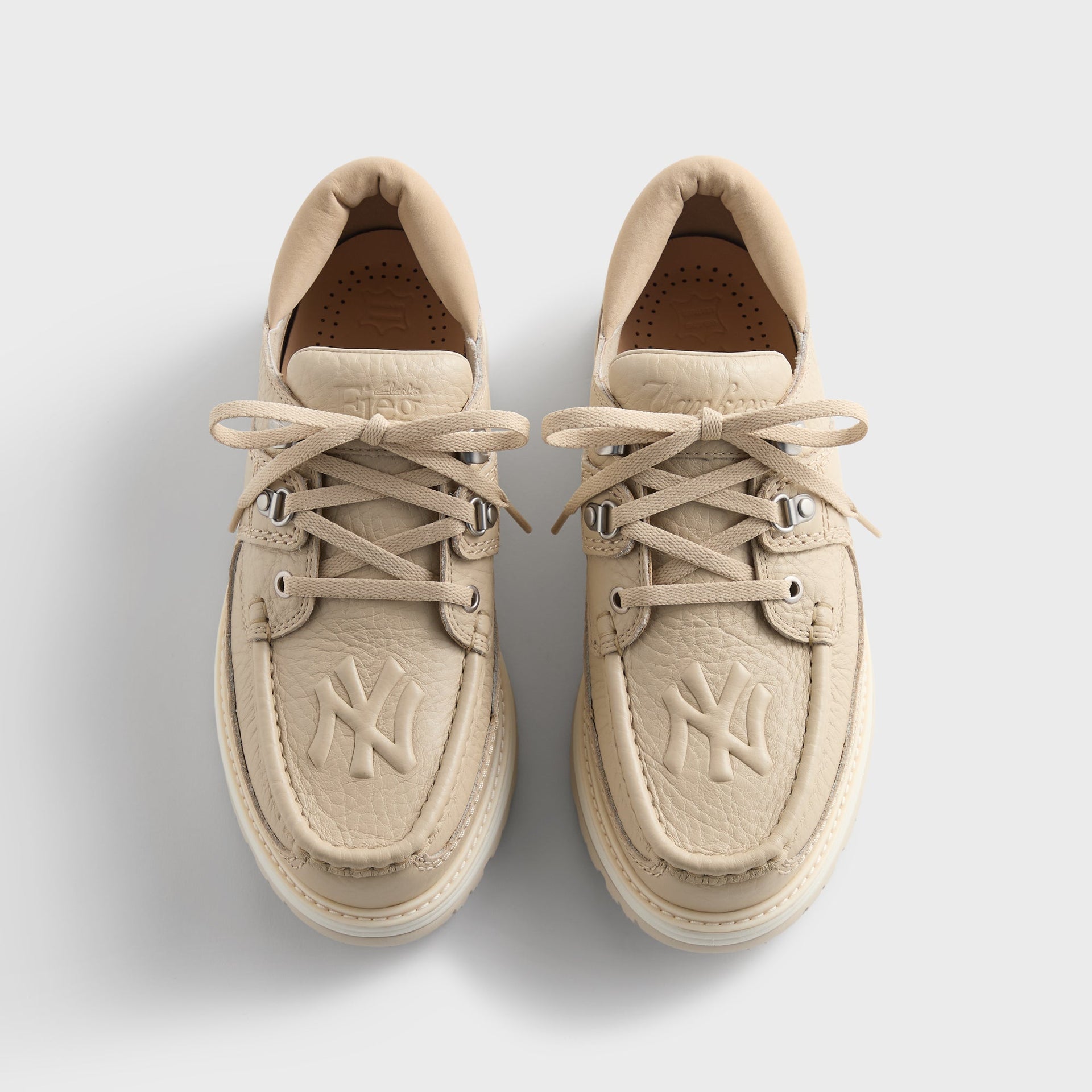 8th St by Ronnie Fieg for Clarks Originals & the New York Yankees Sunderland - Light Sand