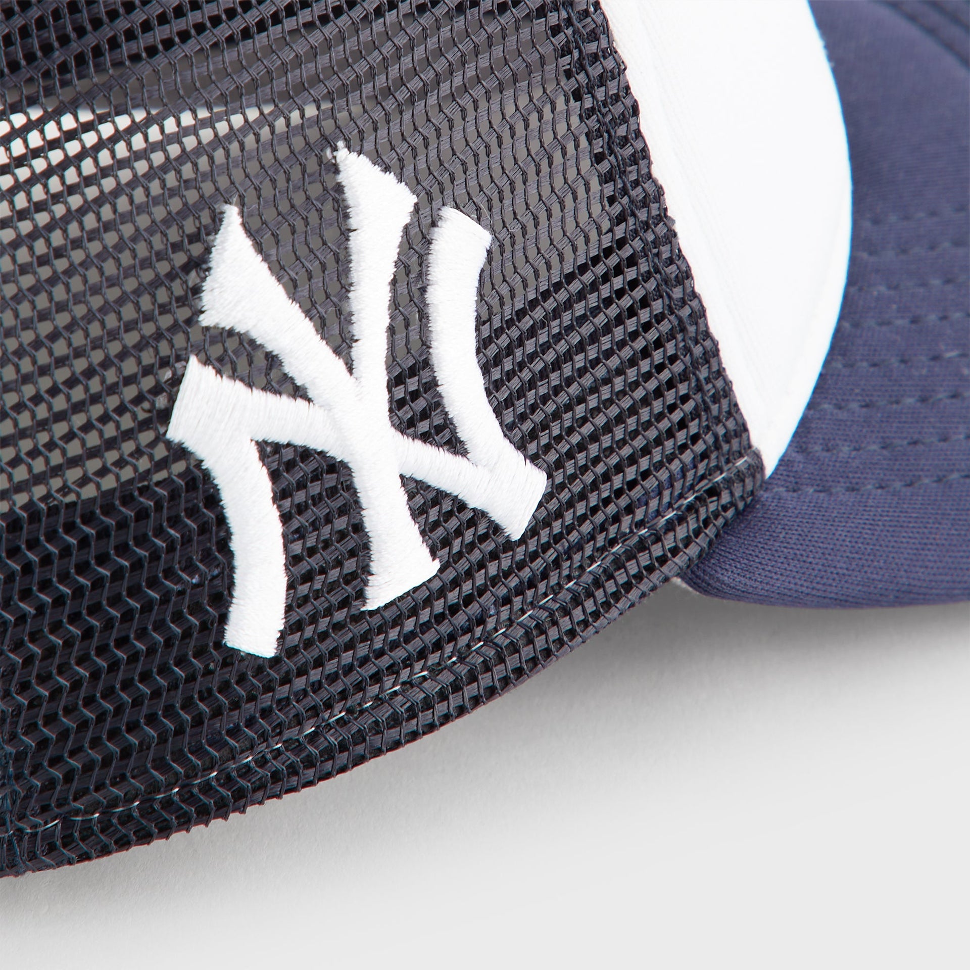 Kith & New Era for the New York Yankees 9FORTY A Frame Trucker Snapback - Nocturnal