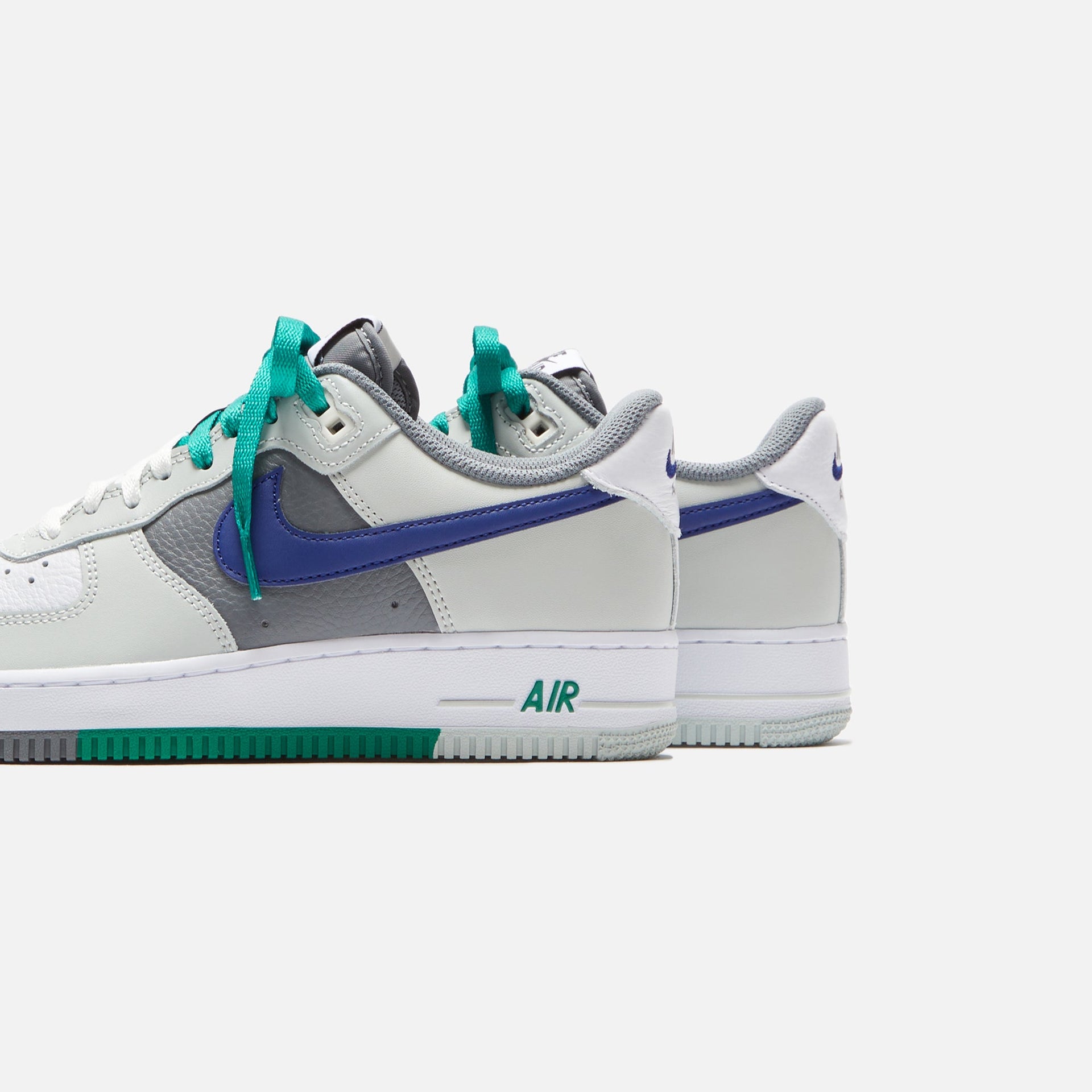 Nike Air Force 1 '07 Lv8 - Argent clair / Blanc / Gris fumé / Bleu roi foncé