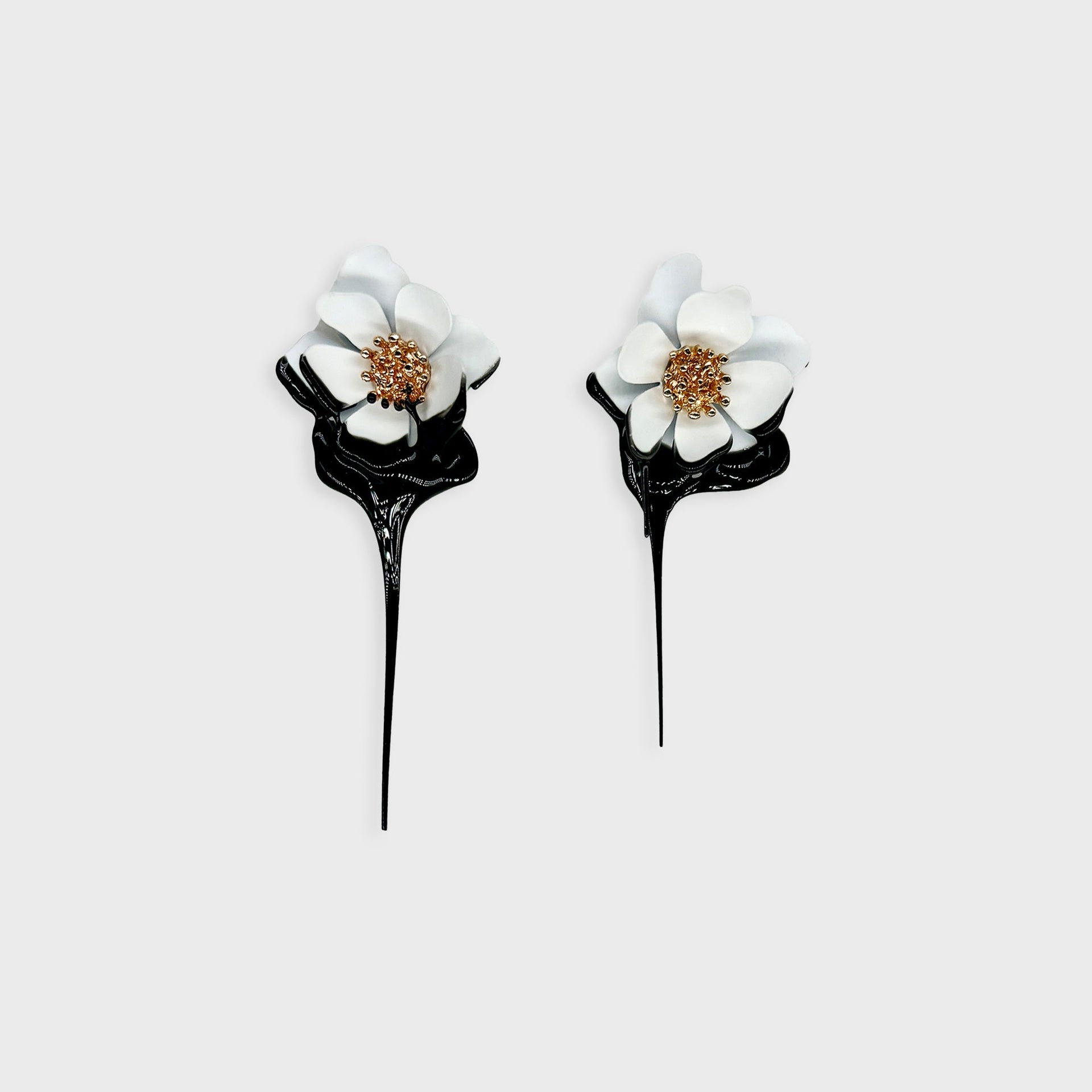 Ottolinger Daisy Earring - White / Black