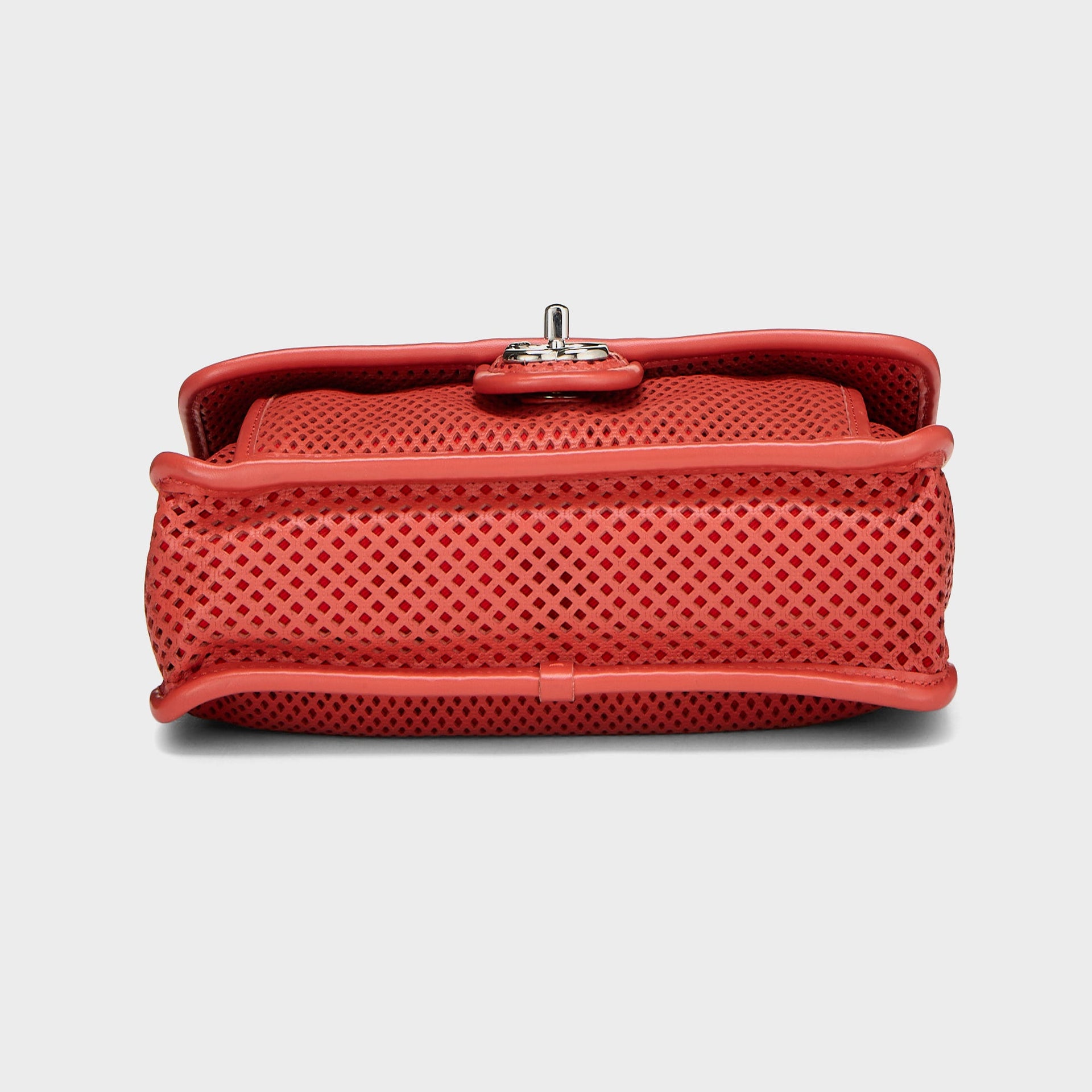 Sac à main perforé Chanel Up In The Air, format moyen - Rouge