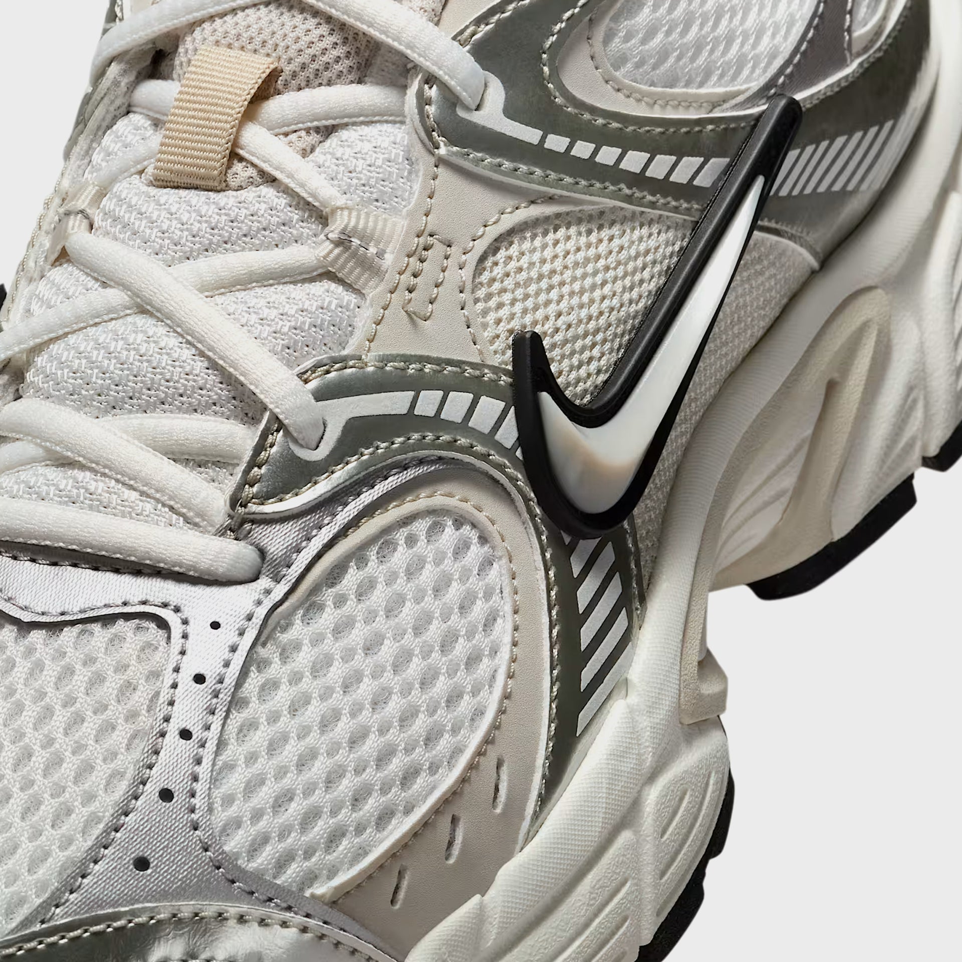 Nike V5 Rnr - Summit White / Light Orewood Brown / Sail / Black